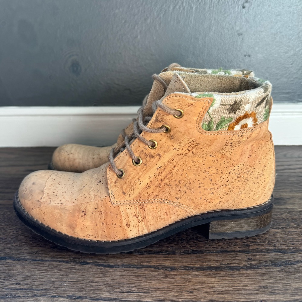 Ankle boots made of real cork. Cheergo. Made in Portugal.
